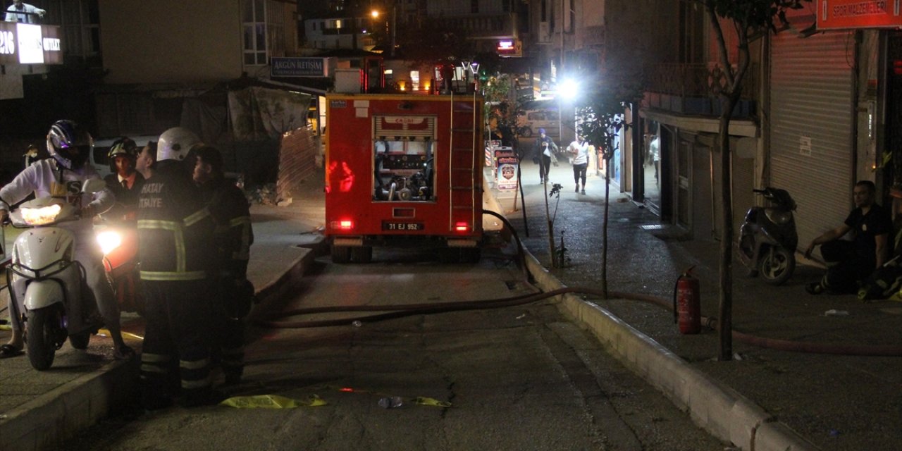 Karısı ve 3 çocuğu içerideyken evi ateşe verdi