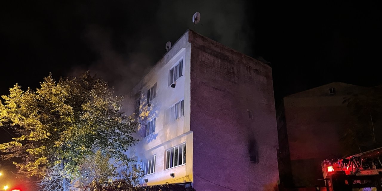 Tartıştığı eşini evden kovdu, eşyaları ateşe verdi