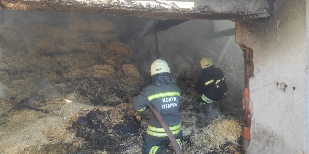 Konya’da üreticinin 20 ton samanı çıkan yangında kül oldu