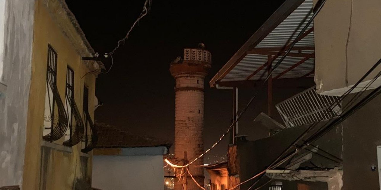 İzmir'deki depremde bir caminin minaresi yıkıldı