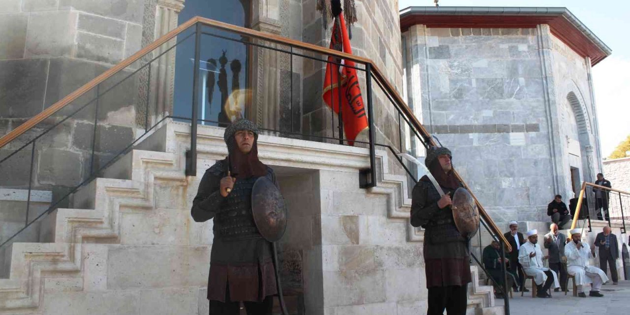 Konya'da Mehmetçik, Sultanlar Türbesi’nde saygı nöbeti tutuyor