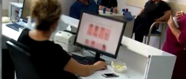 Hastalar sıra bekledi, o alışveriş sitelerini gezdi!
