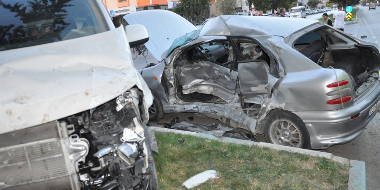 Konya’da minibüs ile otomobil çarpıştı