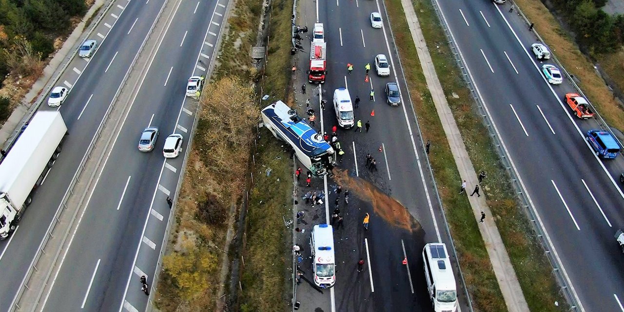 Otoyolda feci kaza: 3 ölü, 32 yaralı