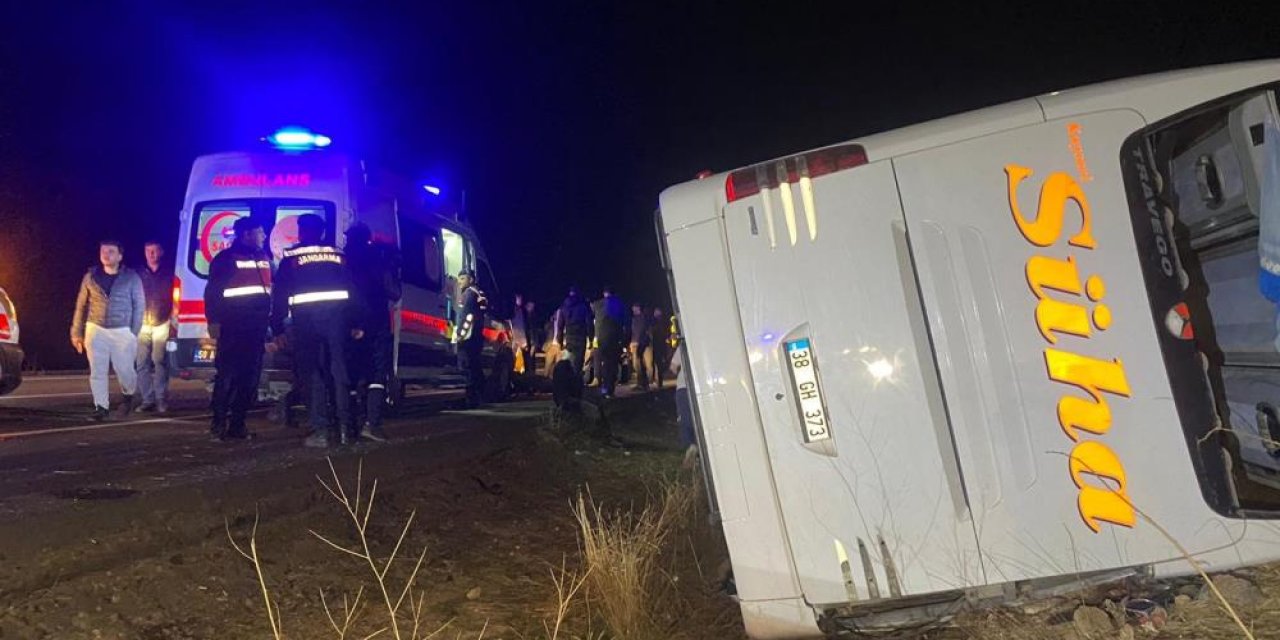 Yeniden Refah Partisi'nin Genel Kurulu'ndan dönenleri taşıyan otobüs devrildi