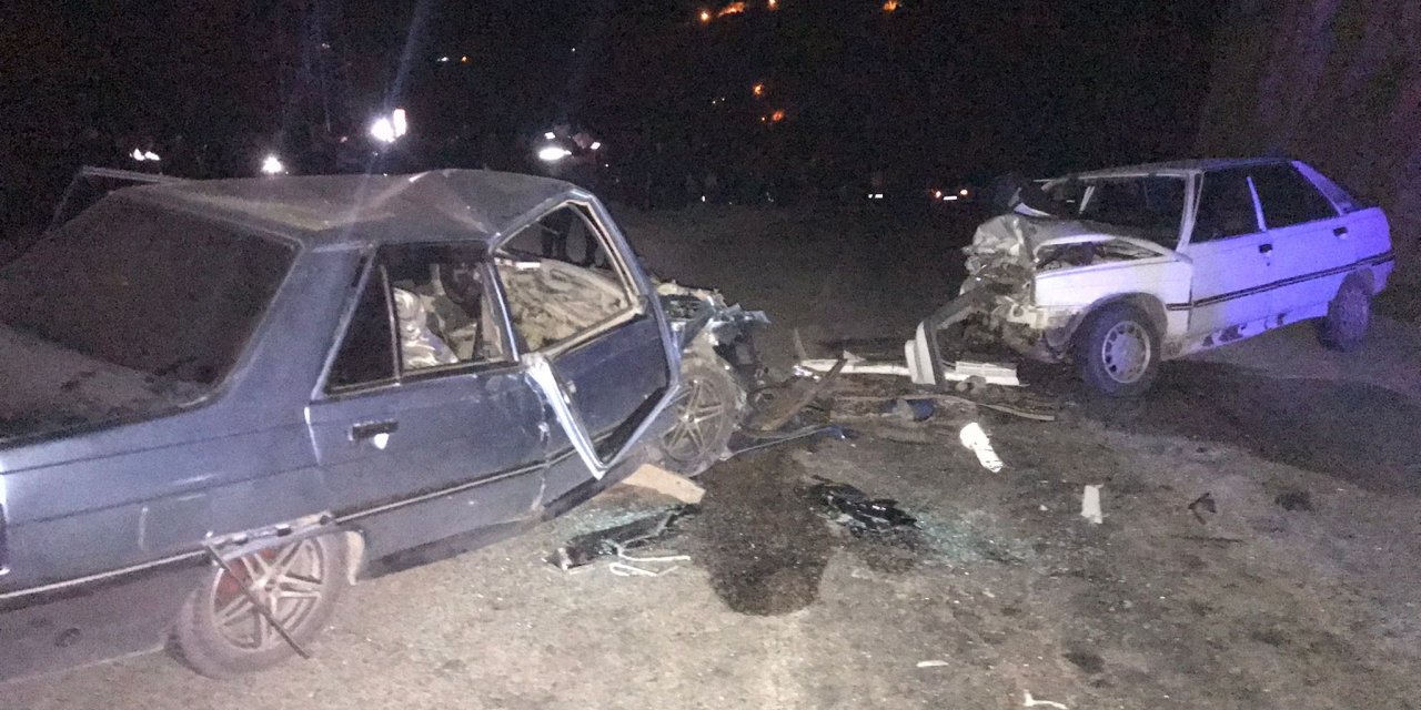 İki otomobil kafa kafaya çarpıştı: 2 ölü, 6 yaralı