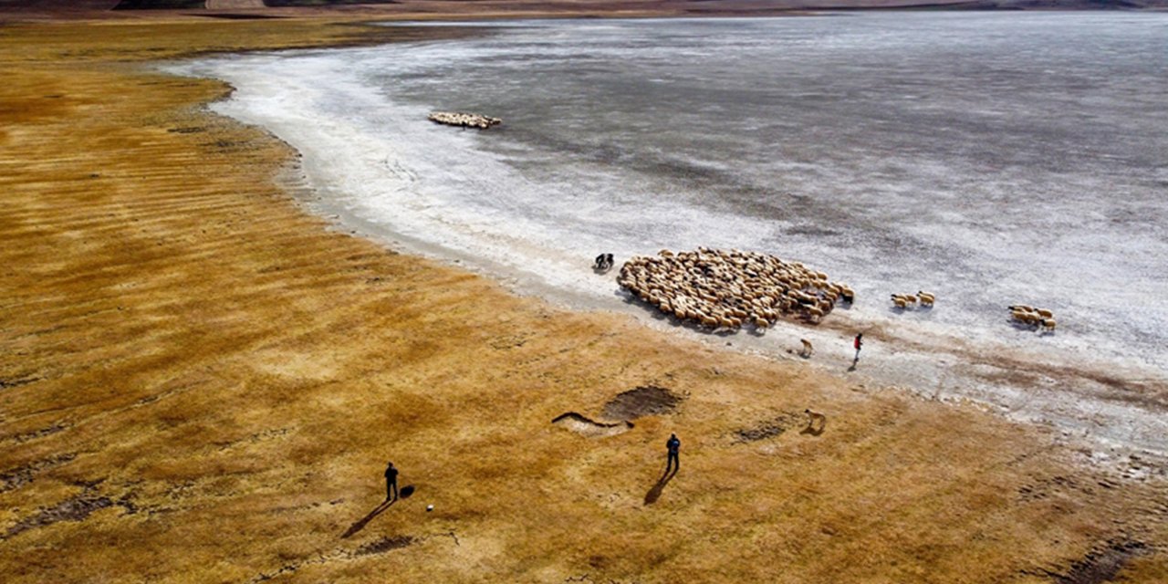 Van'daki Tuz Gölü kuraklık ve aşırı buharlaşma nedeniyle yeniden kurudu