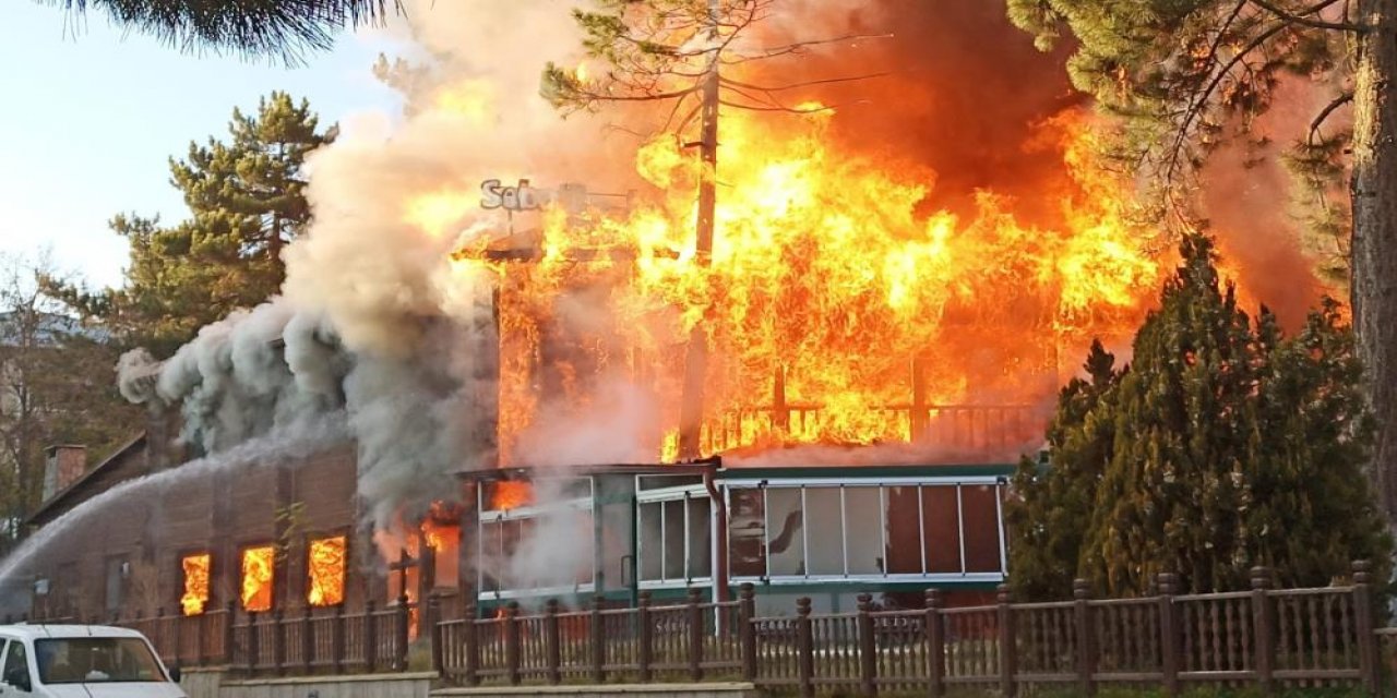Sivas’ta iki katlı ahşap restoran alev alev yandı