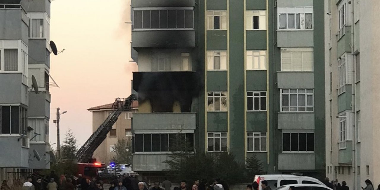 Konya’da 5 katlı binada yangın paniği!