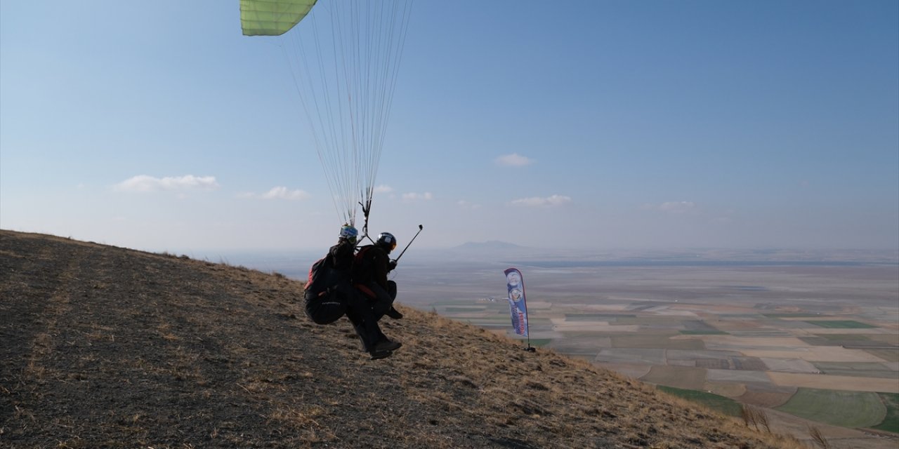 Konyalı 76 yaşındaki Kazım Vural yamaç paraşütüyle uçmanın keyfini çıkardı