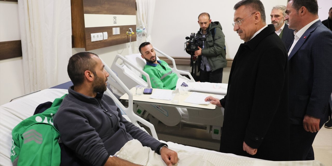 Cumhurbaşkanı Yardımcısı Oktay, İstanbul'daki patlamada yaralananları ziyaret etti
