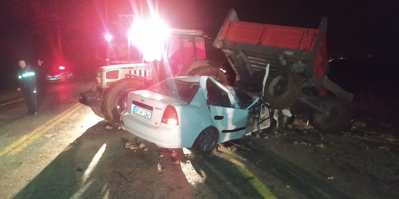 Traktör ile otomobil çarpıştı: 1 ölü, 4 yaralı