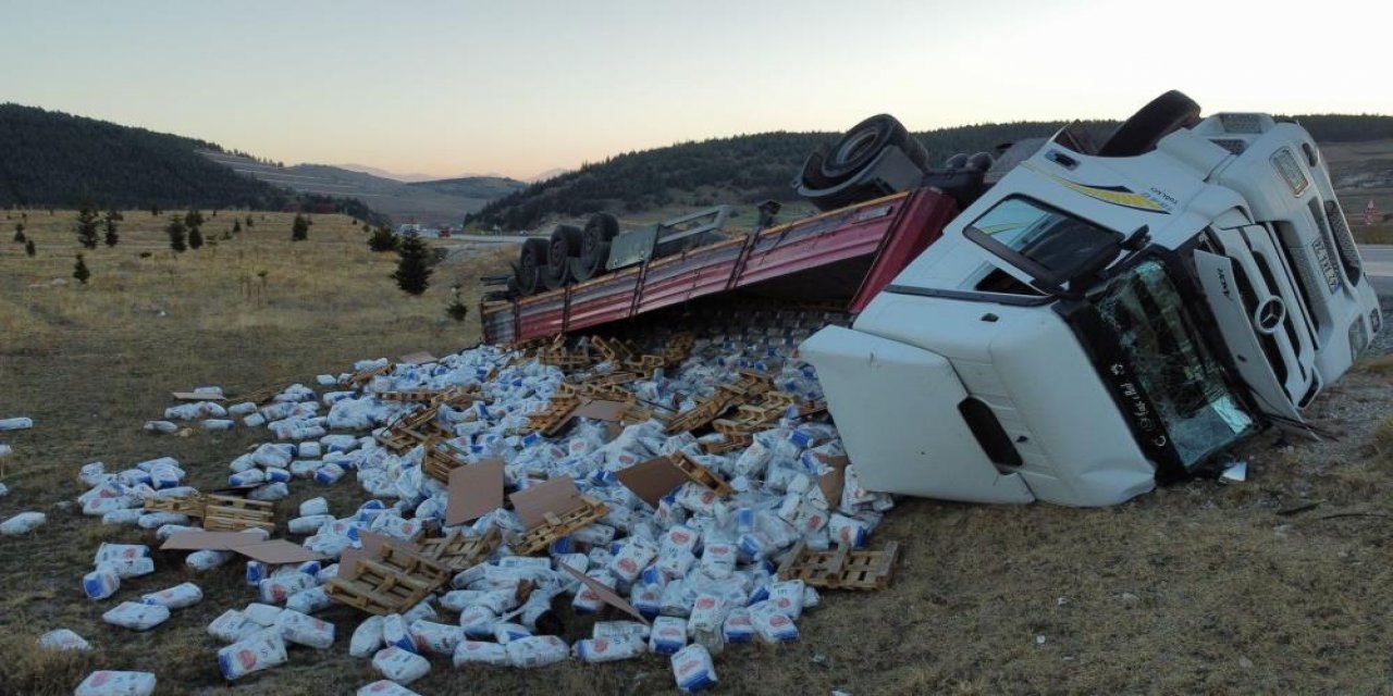 Konya plakalı un yüklü TIR tarım arazisine devrildi