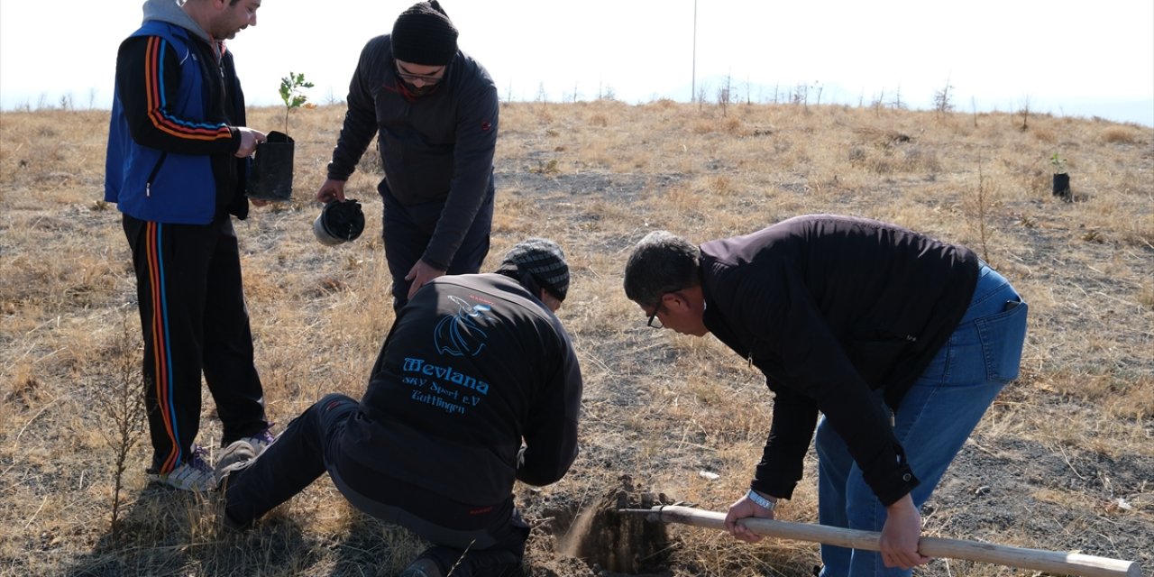 Konya’da yamaç paraşütçüleri rüzgar erozyonuna karşı ağaçlandırma yapıyor