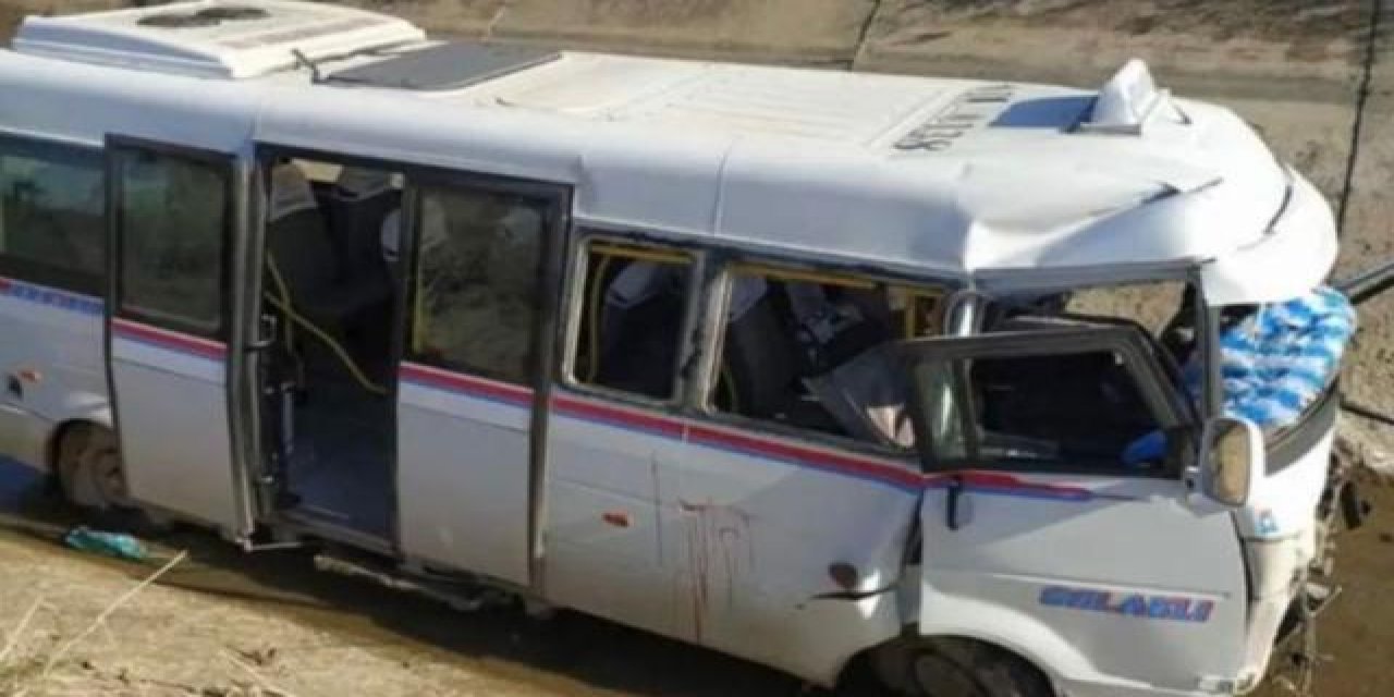 Yolcu minibüsü sulama kanalına devrildi: 2'si ağır 15 yaralı