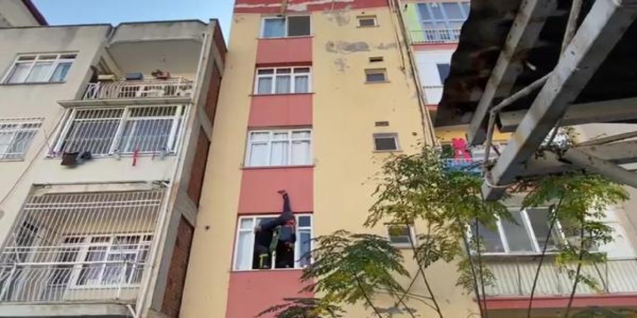 Anahtarını unuttuğu dairesine çatıdan halatla sarkan adam asılı kaldı
