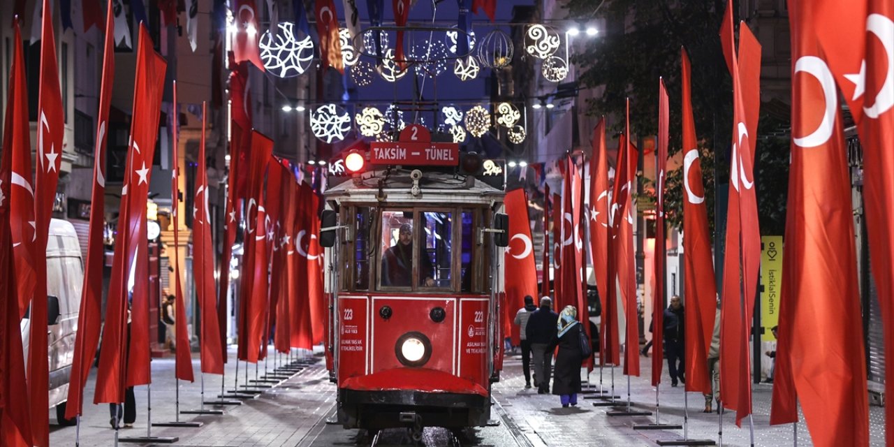 Alçak saldırının ardından İstiklal Caddesi'ndeki ağaçlar kaldırılıyor