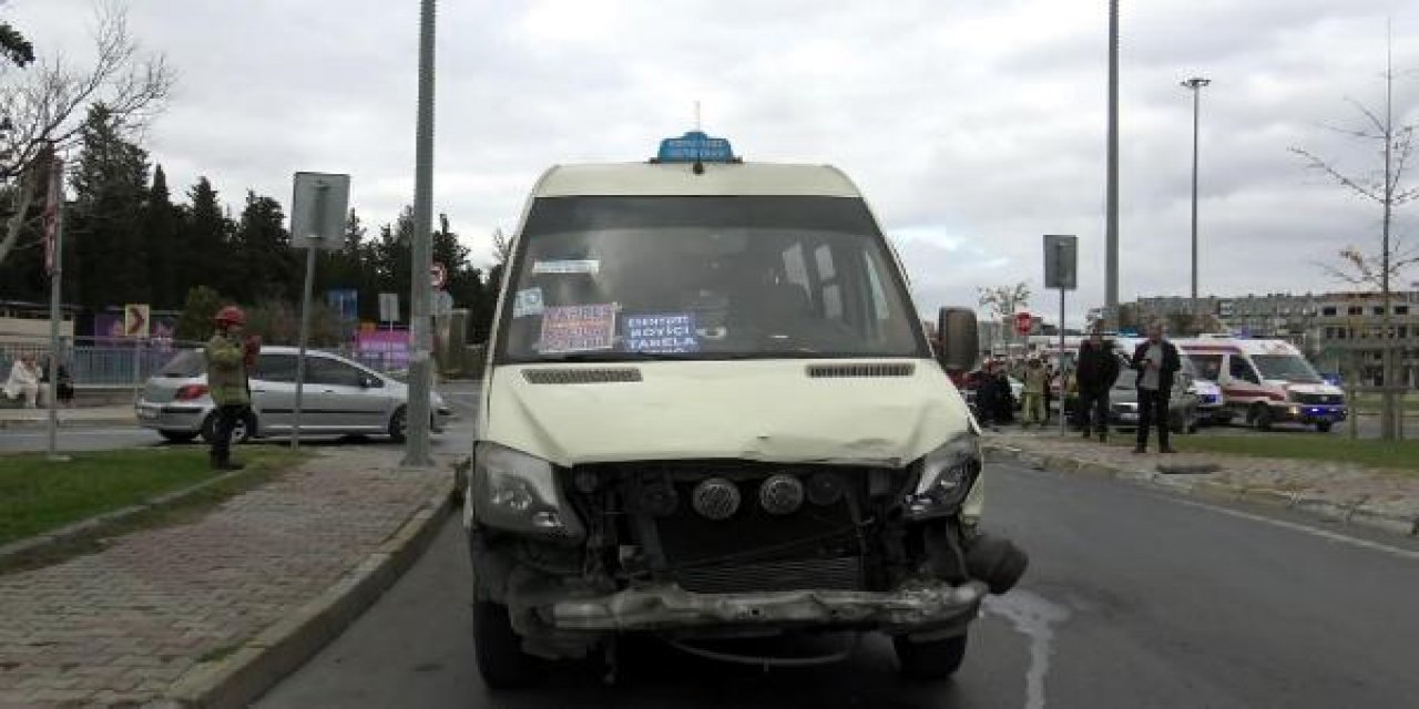 İstanbul’da yolcu minibüsü ile otomobil çarpıştı: 3’ü çocuk 7 yaralı