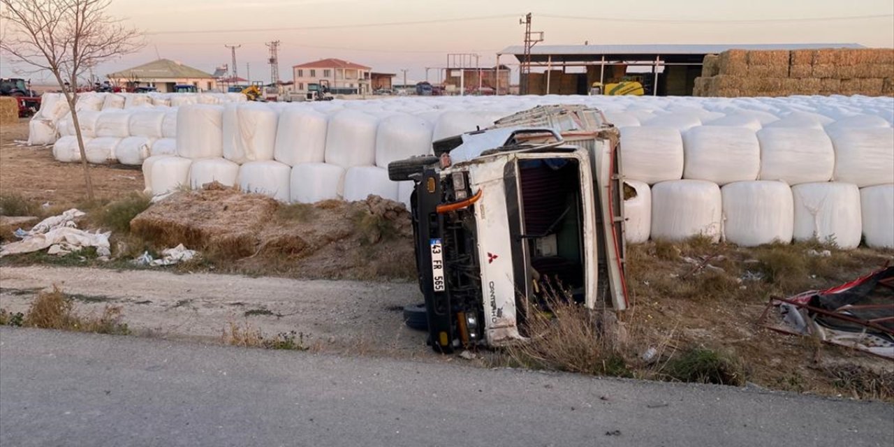 Son Dakika: Konya yolunda kamyon böyle devrildi: 1 ölü, 1 yaralı