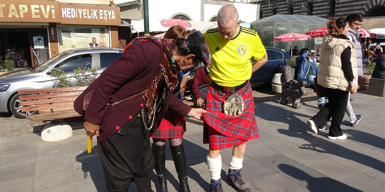 Etekliler Diyarbakır'da! Elleriyle kontrol edip, güldürdü