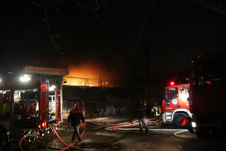 Demir atölyesinde çıkan yangında iki iş yeri hasar gördü