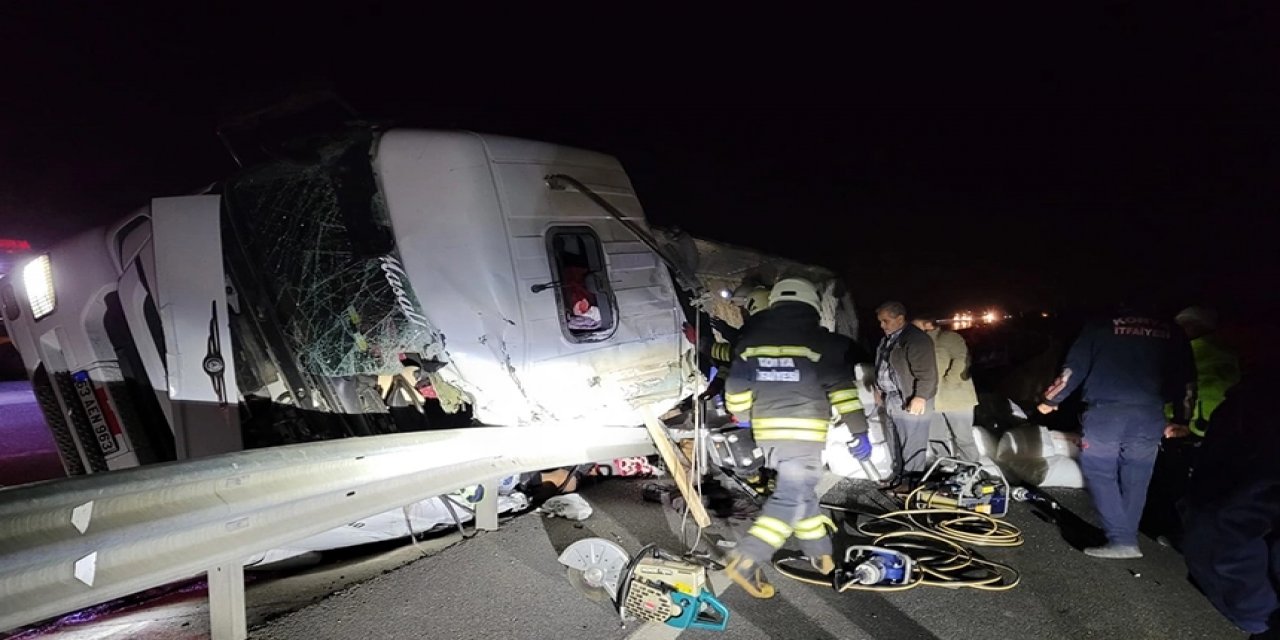 Son Dakika: Konya’da refüje çarpan TIR devrildi! 2 kişi hayatını kaybetti