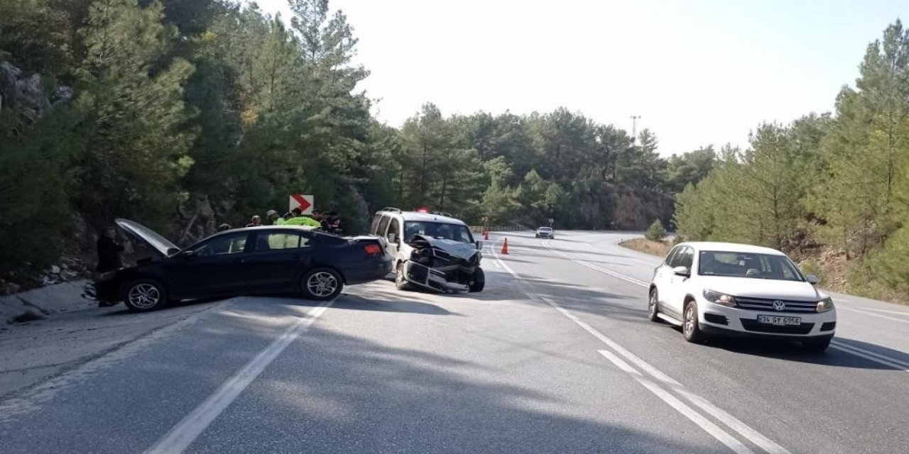 Konya yolunda otomobil ile hafif ticari araç çarpıştı: 5 yaralı