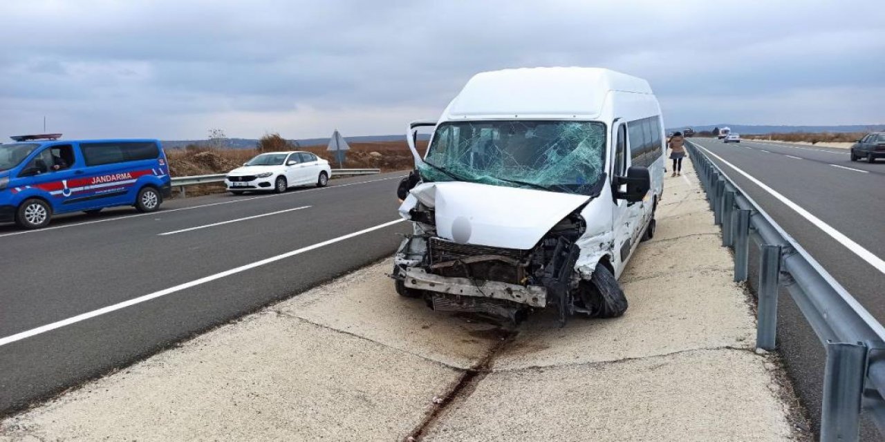 Yolcu minibüsü ile kamyonet çarpıştı: 8 yaralı