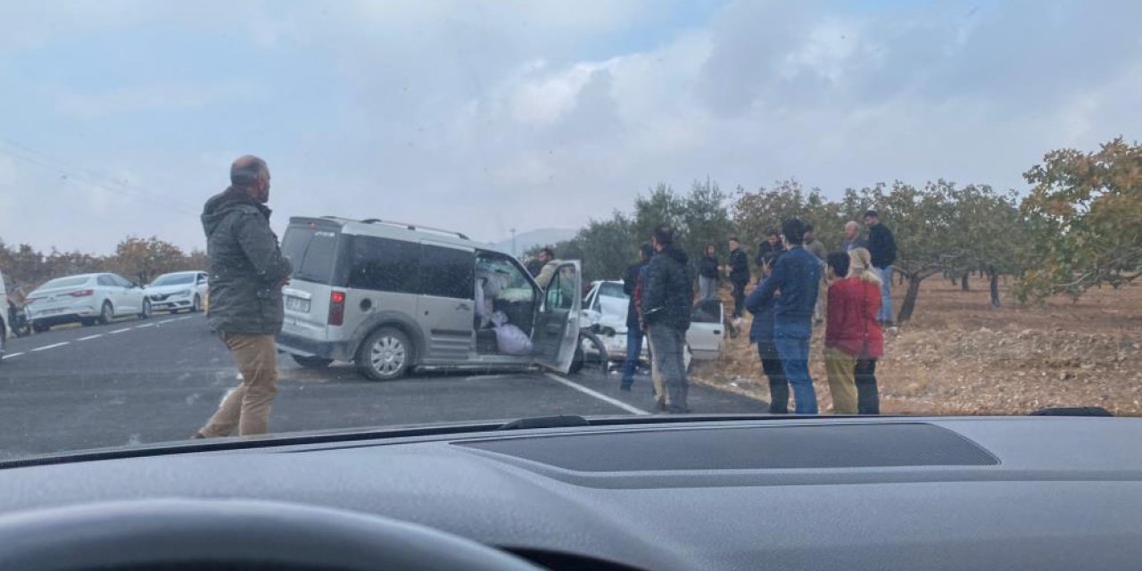 Şanlıurfa’da hafif ticari araç ile otomobil çarpıştı: 8 yaralı