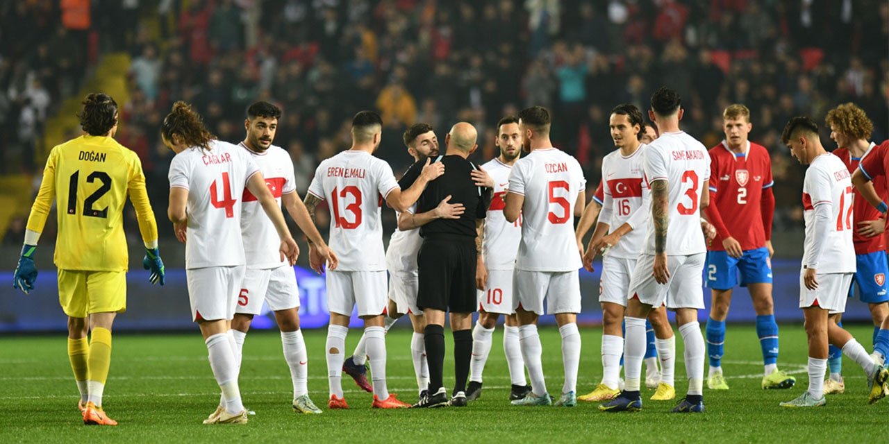 Cüneyt Çakır, Türkiye-Çekya maçıyla aktif hakemlik kariyerini noktaladı