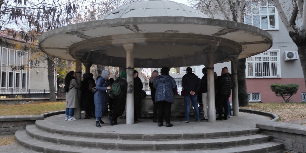 Konya'daki tarihi caminin şadırvanı ilginç özelliğiyle dikkat çekiyor