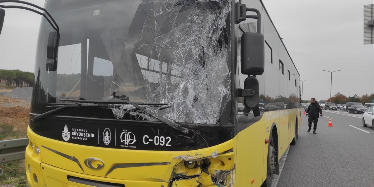 İETT otobüsü ile servis minibüsü çarpıştı, 7 kişi yaralandı