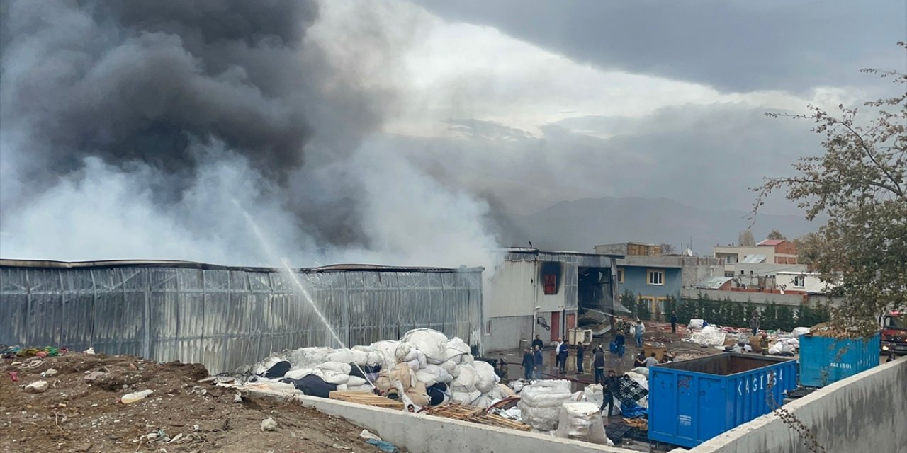 Geri dönüşüm deposunda korkutan yangın!