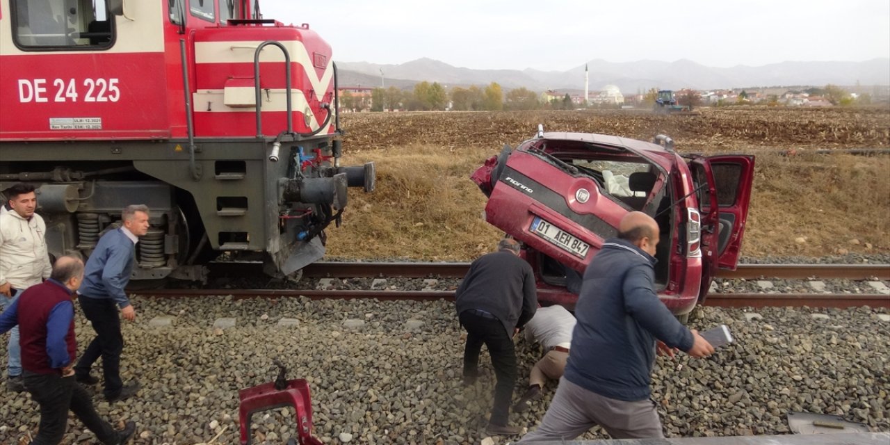 Yolcu treni hemzemin geçitte araca çarptı, sürücü öldü