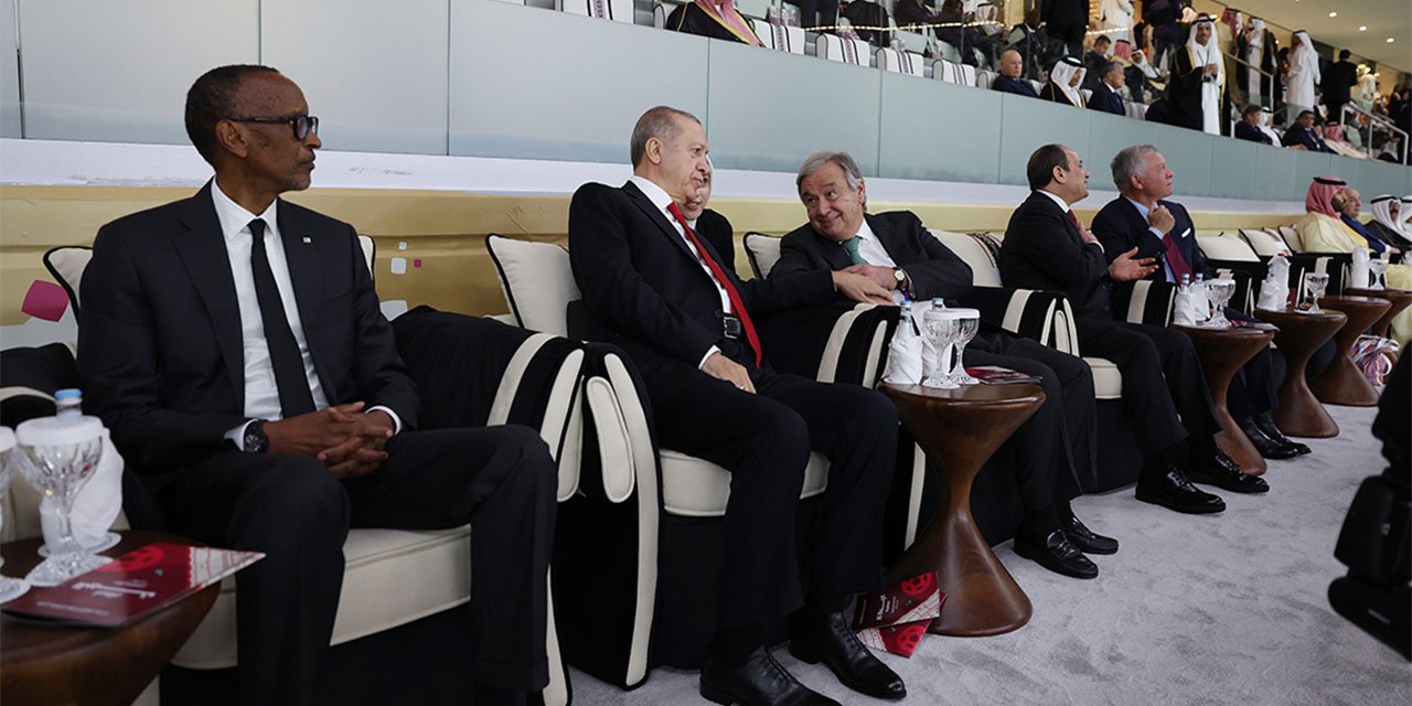 Cumhurbaşkanı Erdoğan, Katar-Ekvador maçını tribünden takip etti