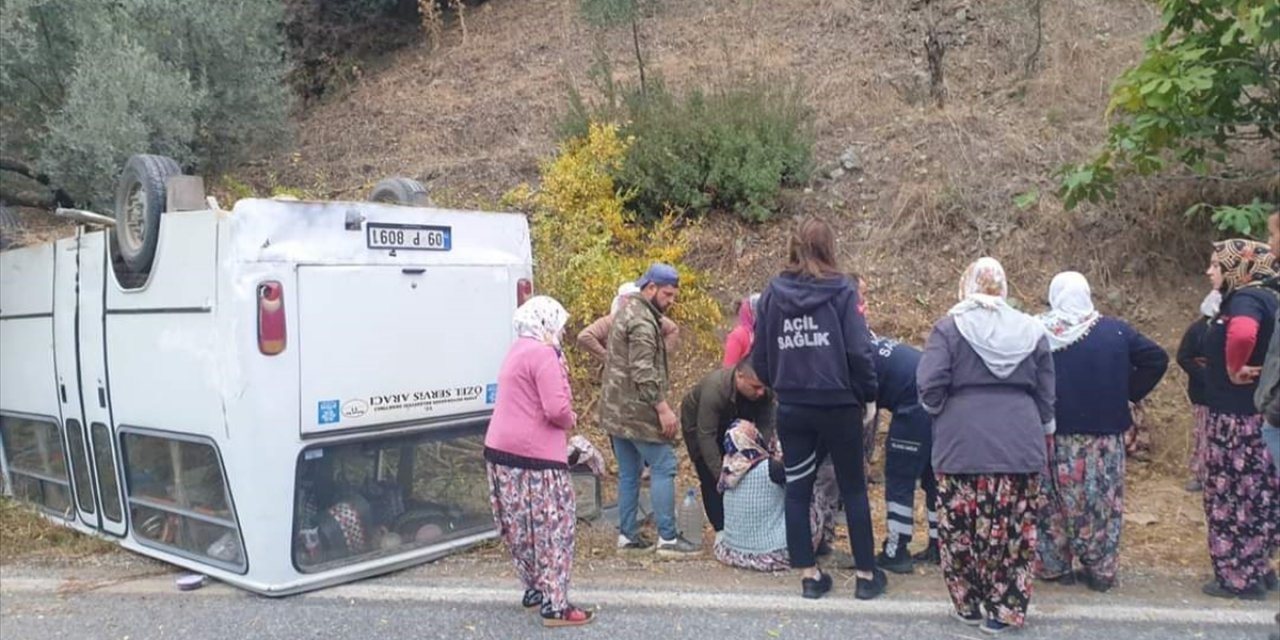 Tarım işçilerini taşıyan minibüs devrildi: 10 yaralı