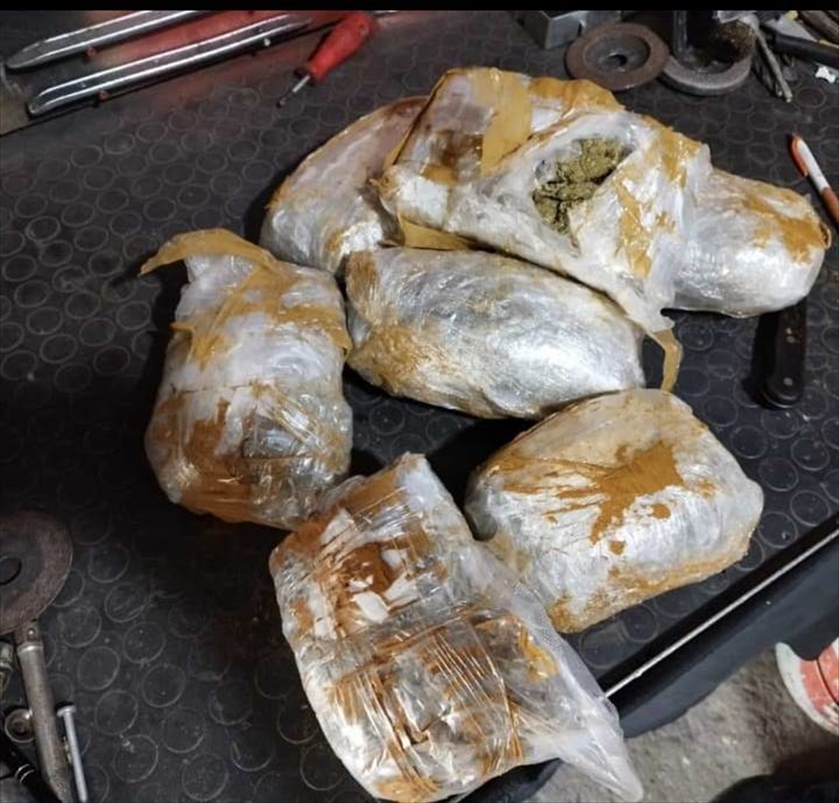 Konya’da otomobildeki stepne içine gizlenmiş 4 kilo uyuşturucu bulundu!