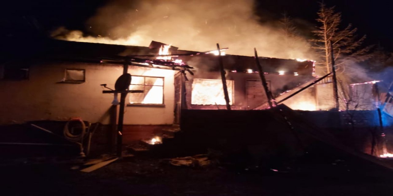 Bolu’da iki katlı ahşap ev alev alev yandı!