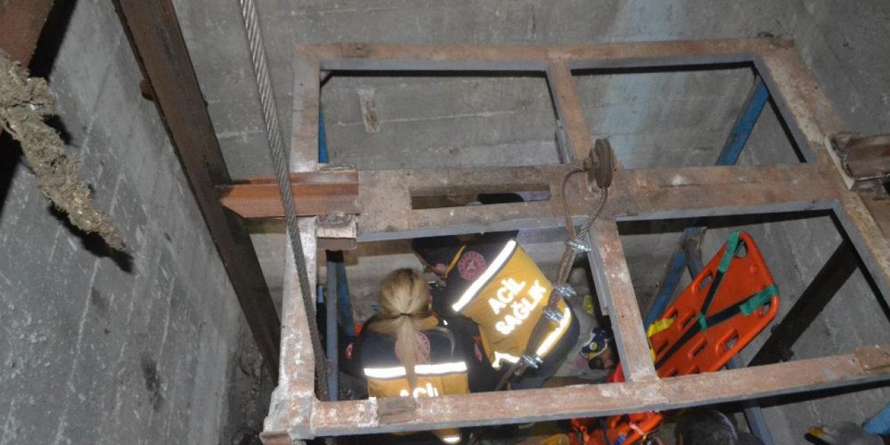 İşçilerin bulunduğu asansörün halatı koptu