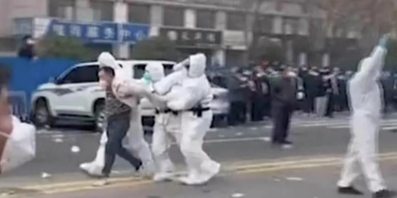 Covid-19 tedbirlerini protesto eden iPhone işçileri polisle çatıştı