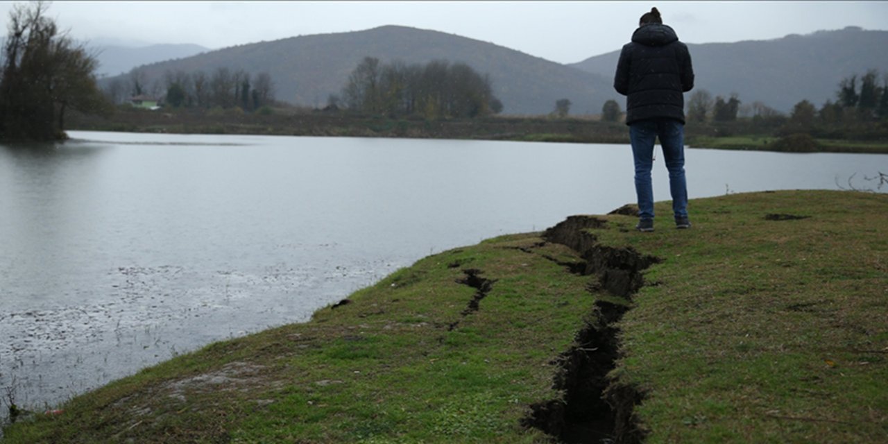 Düzce'de deprem nedeniyle meydana gelen toprak kırılmaları görüntülendi