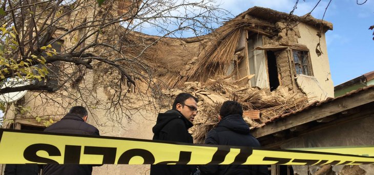 Konya’da babaanne ve torunlarının can verdiği kerpiç ev tamamen yıkıldı
