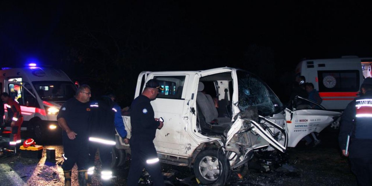 Kamyonet minibüsle çarpıştı: 22 yaralı