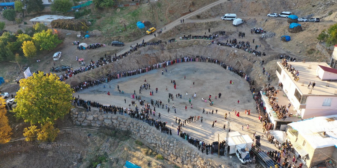 Şırnak'ta 5 bin kişilik aşiret düğünü! Gelin ve damada takılanlar dudak uçuklattı