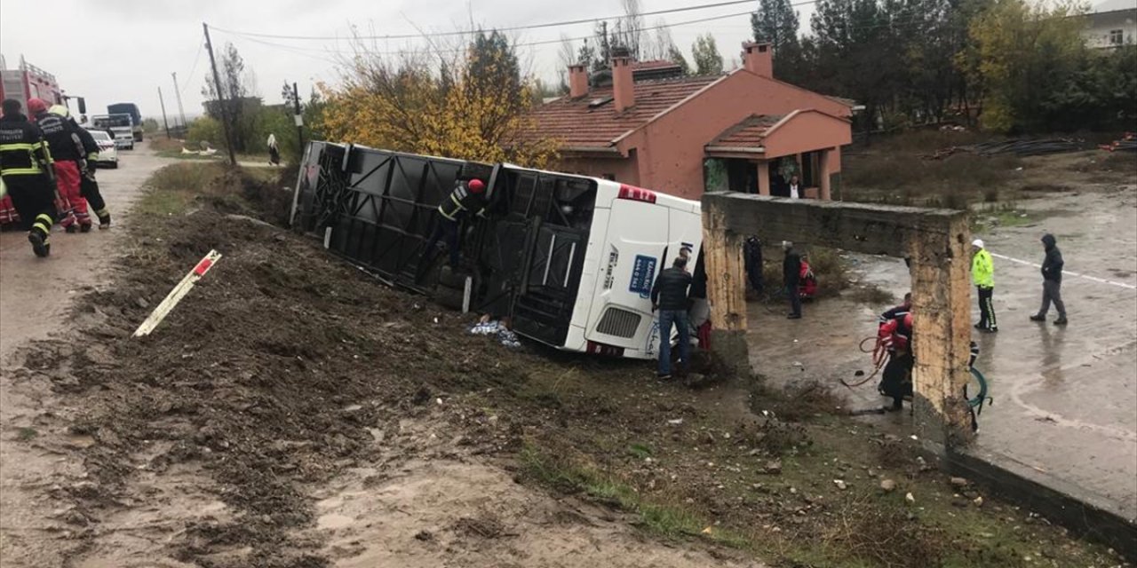 Son Dakika: Yolcu otobüsü devrildi! Çok sayıda yaralı var