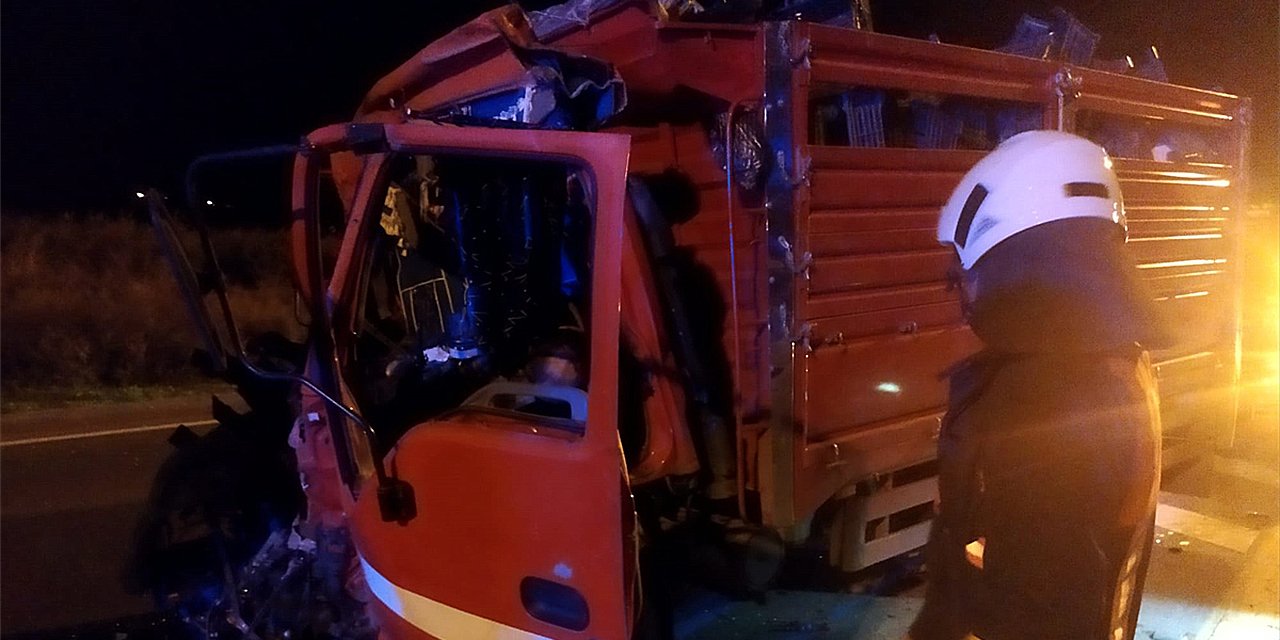 TIR'a arkadan çarpan kamyonetin sürücüsü öldü