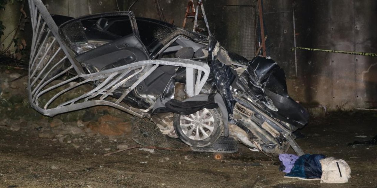 Üç metreden düşen otomobildeki 2 kişi öldü, 3 kişi yaralandı