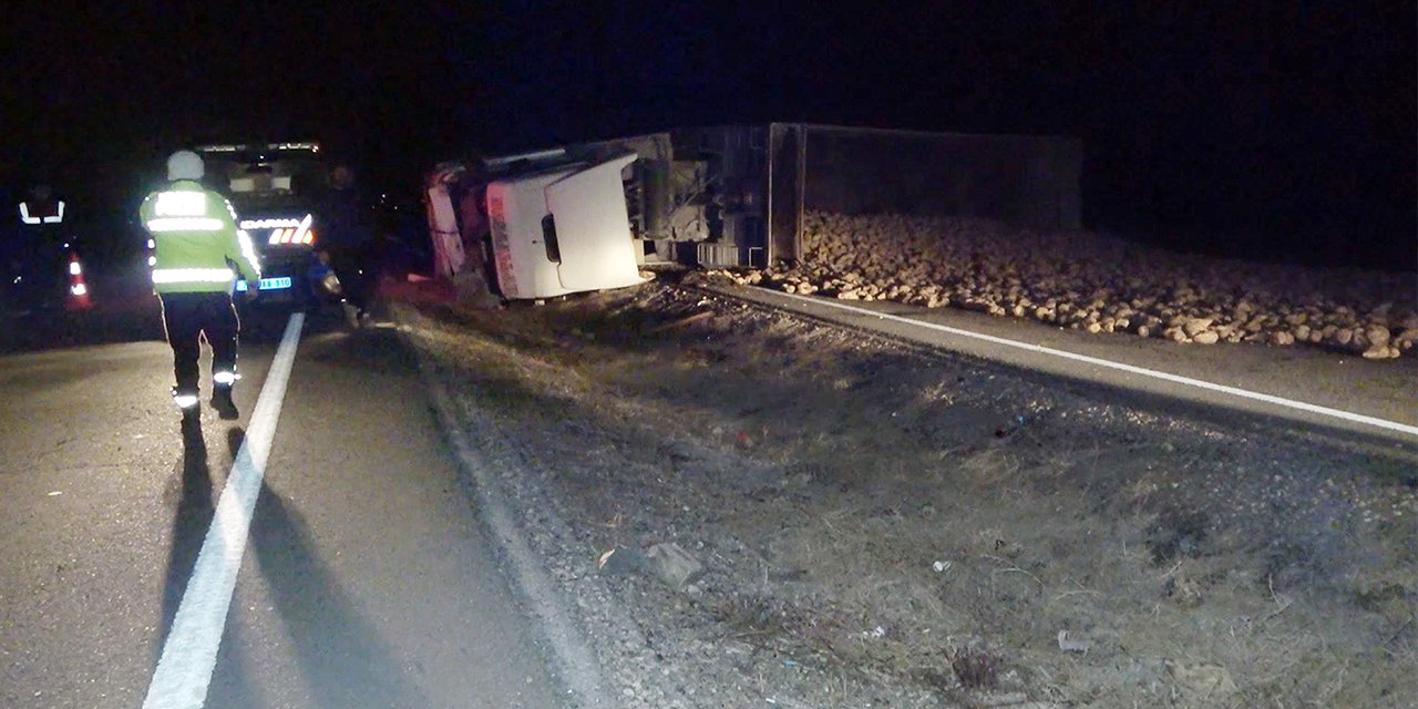 Konya plakalı TIR karşı şeride geçti, facianın eşiğinden dönüldü