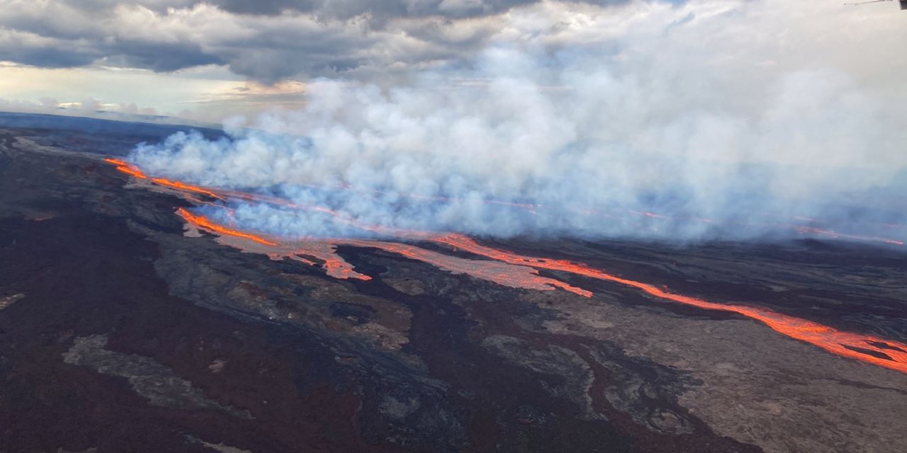 Dünyanın en geniş yanardağından lav püskürmeye başladı!
