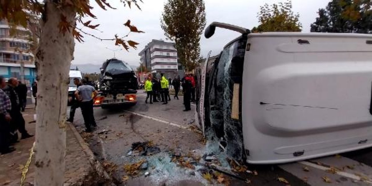 Servis midibüsü ile minibüs çarpıştı: 17 yaralı